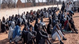 آلاف المهاجرين يتعرضون للاحتجاز والاتجار بالبشر على حدود تونس وليبيا