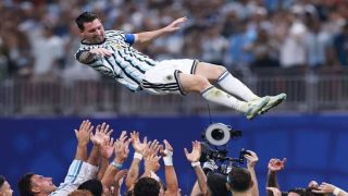 قائد داخل الميدان وخارجه.. ميسي يقدم هدايا لزملائه في المنتخب رغم مرارة خسارة المونديال