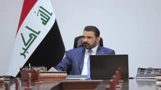 أزمة سيولة تهدد رواتب الموظفين في العراق.. والحكومة تلوّح بالاقتراض