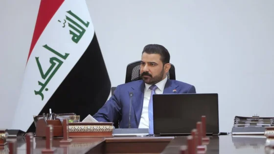 أزمة سيولة تهدد رواتب الموظفين في العراق.. والحكومة تلوّح بالاقتراض