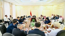 العليمي: السلام في اليمن مستحيل مع جماعة تحتفظ بالصواريخ والمسيّرات