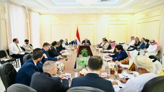 العليمي: السلام في اليمن مستحيل مع جماعة تحتفظ بالصواريخ والمسيّرات