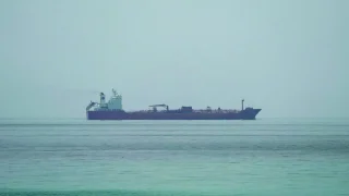 إصابة ناقلة نفط بمقذوف مجهول قبالة سواحل عُمان وتعطل غرفة المحركات