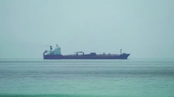 إصابة ناقلة نفط بمقذوف مجهول قبالة سواحل عُمان وتعطل غرفة المحركات