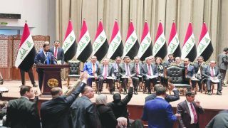 رئيس الوزراء علي الزيدي خلال التصويت على حكومته في البرلمان العراقي (المكتب الإعلامي لرئيس الوزراء)