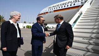 31 August 2026, Tunisia, Tunis: Johann Wadephul (C), German Minister of Foreign Affairs, is greeted is greeted by Elisabeth Wolbers (left), the German ambassador to Tunisia, and the Tunisian chief of protocol. Photo: Michael Brandt/dpa