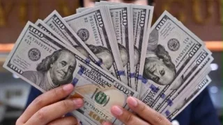 تباين سعر الدولار في مصر خلال تعاملات الثلاثاء.. والبنك المركزي يثبت السعر الرسمي
