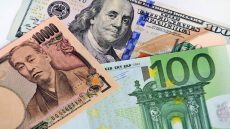 الدولار يتراجع أمام الين وسط ترقب تدخل ياباني جديد في سوق الصرف