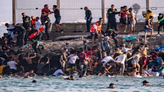 ارتفاع حصيلة قتلى تدفق المهاجرين من المغرب إلى سبتة إلى 72 شخصاً على الأقل