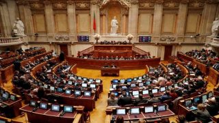 البرتغال تقر قانوناً يحظر تغطية الوجه في الأماكن العامة بعد مصادقة رئاسية