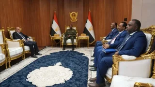 البرهان يبحث مع وفد الاتحاد الأفريقي سبل إنهاء الأزمة السودانية وتحقيق السلام