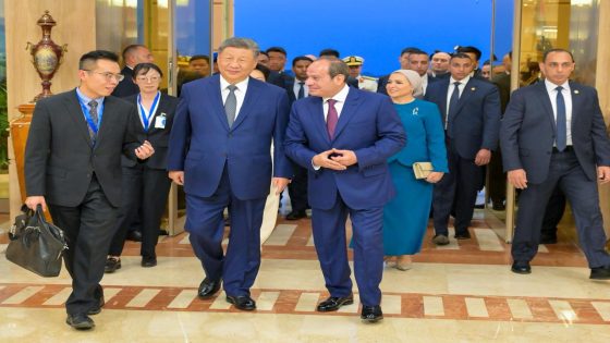 السيسي وقرينته يصطحبان الرئيس الصيني وقرينته في جولة بالمتحف المصري الكبير