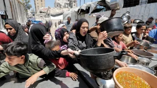 تحذير أممي: نقص التمويل يوقف مساعدات 200 ألف شخص في الضفة ويهدد غزة بأزمة غذائية وصحية